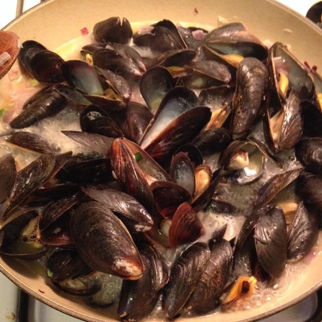 經典法式青口貝（mussels in white wine）的做法 步骤5