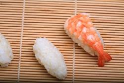 三文魚北極貝鮮蝦手握壽司的做法 步骤6