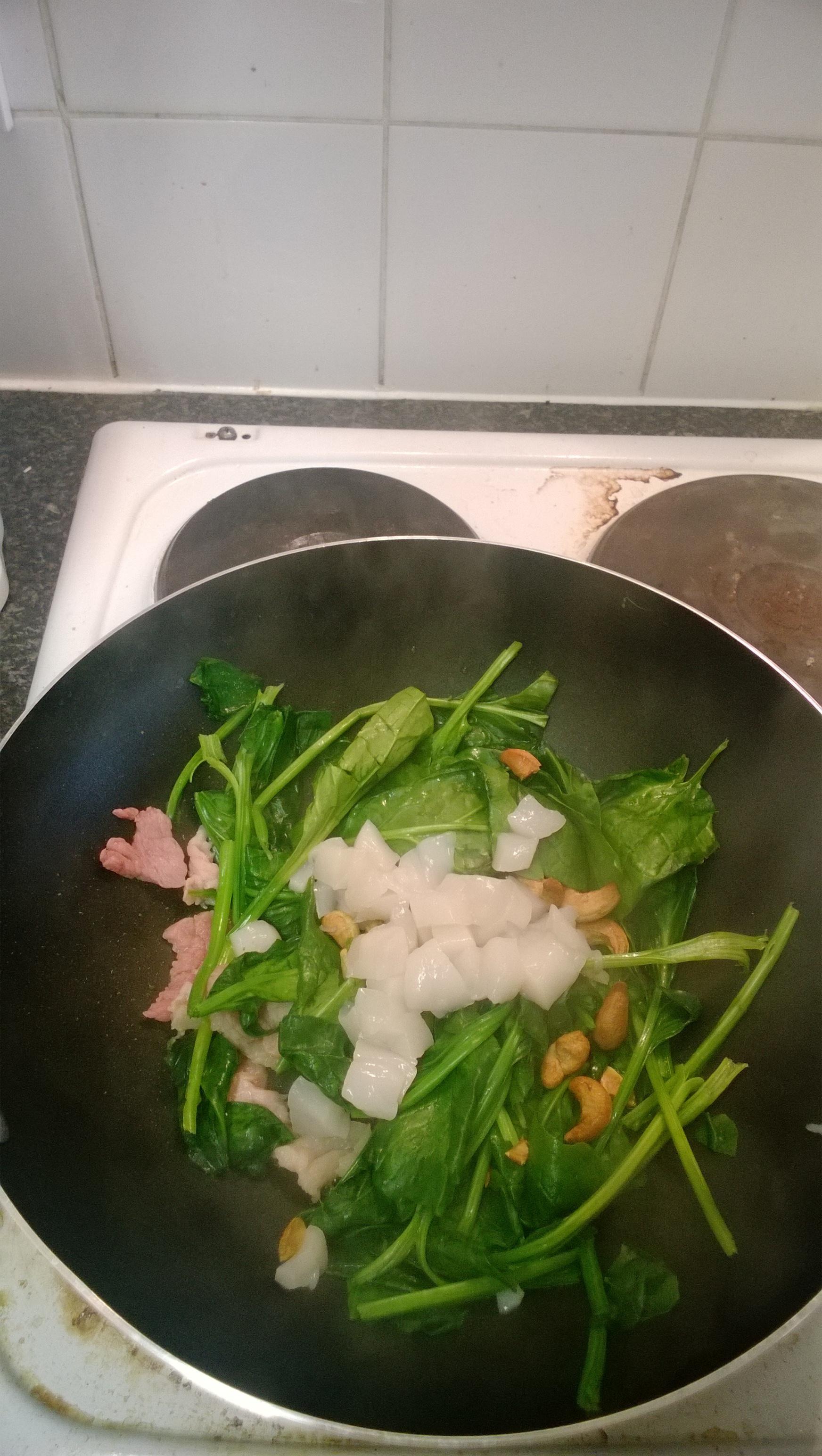 鮮貝培根炒菠菜的做法 步骤3