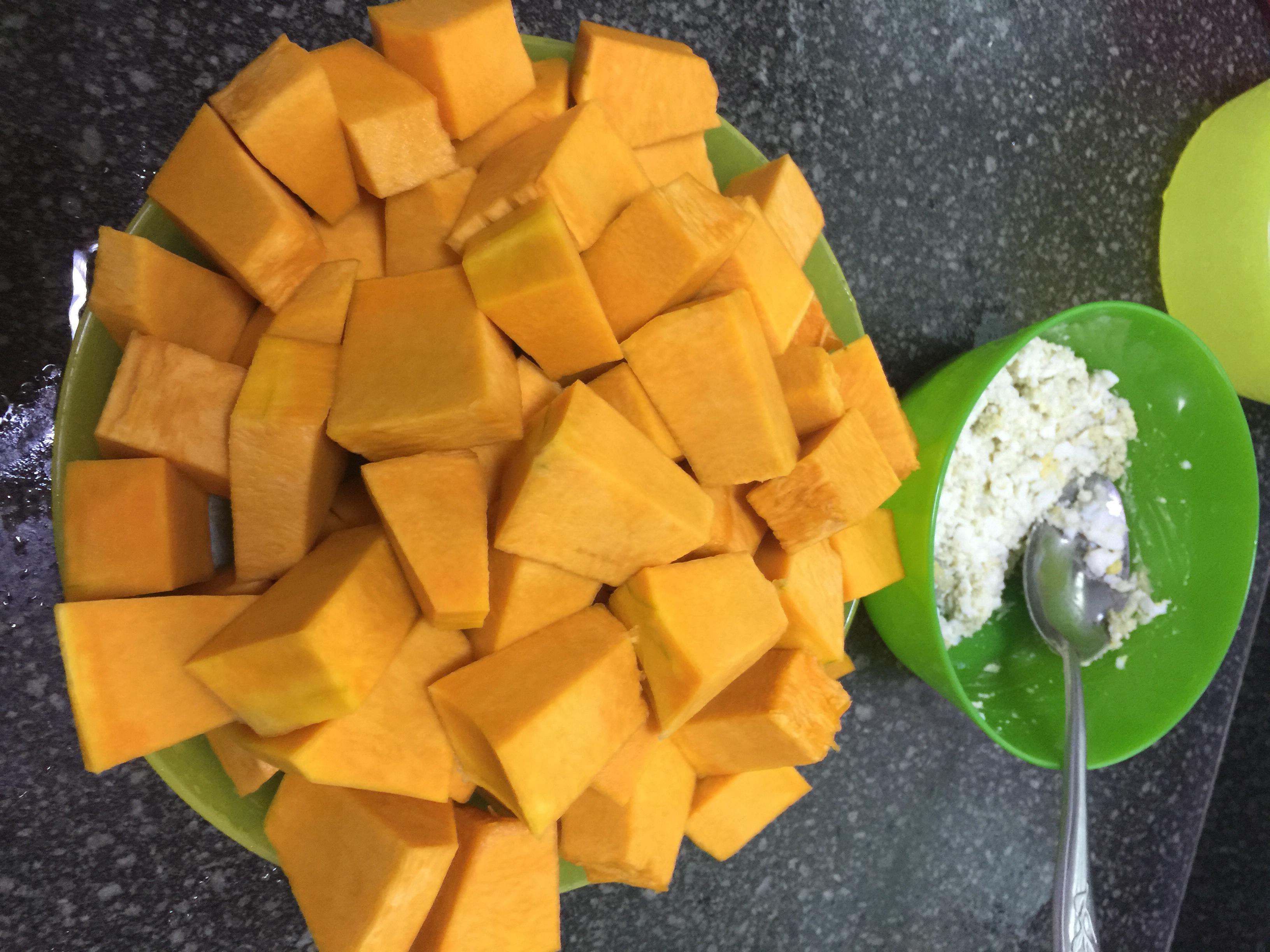 鹹蛋焗南瓜--下飯神器的做法 步骤1
