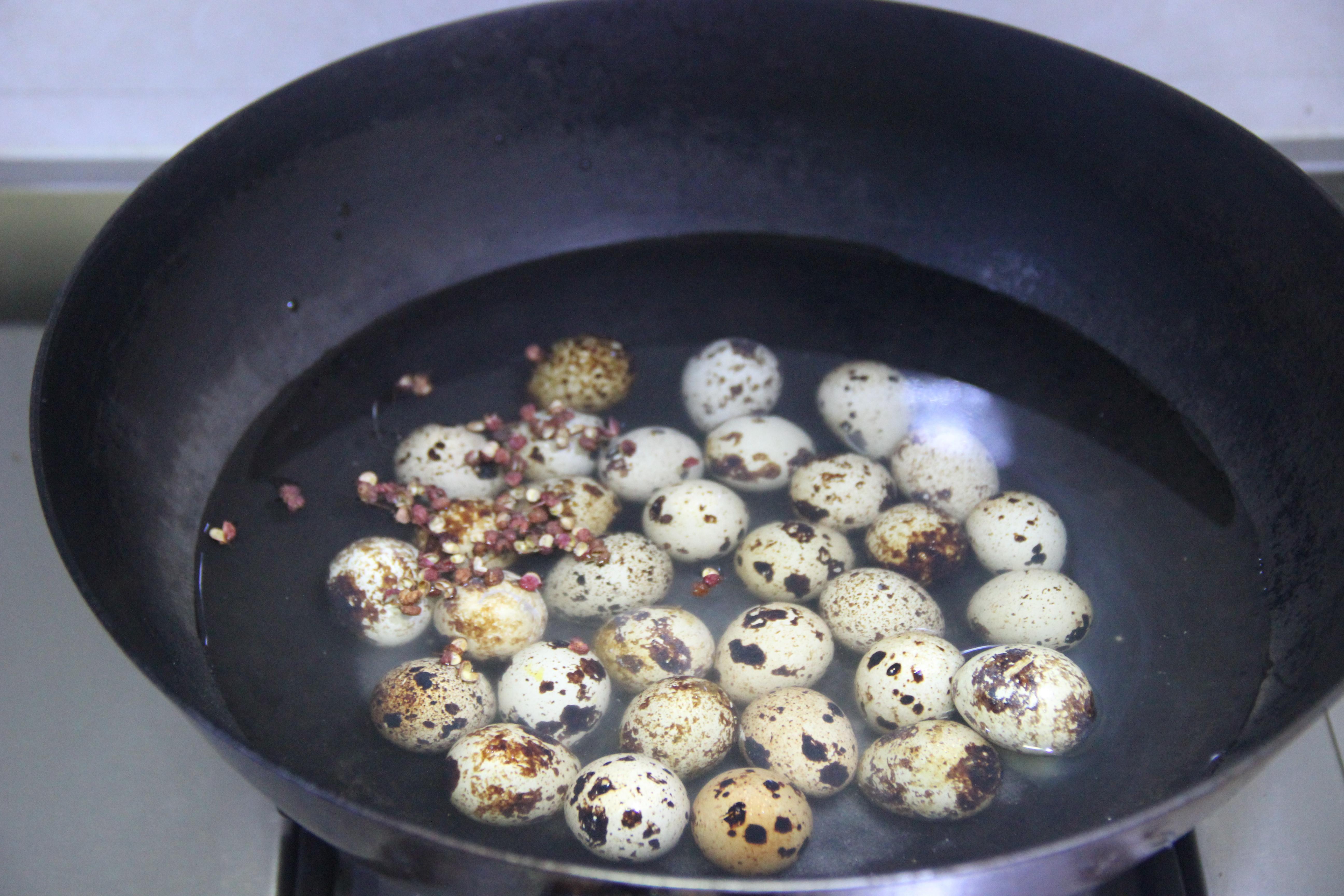 超簡單五香鵪鶉蛋的做法 步骤2