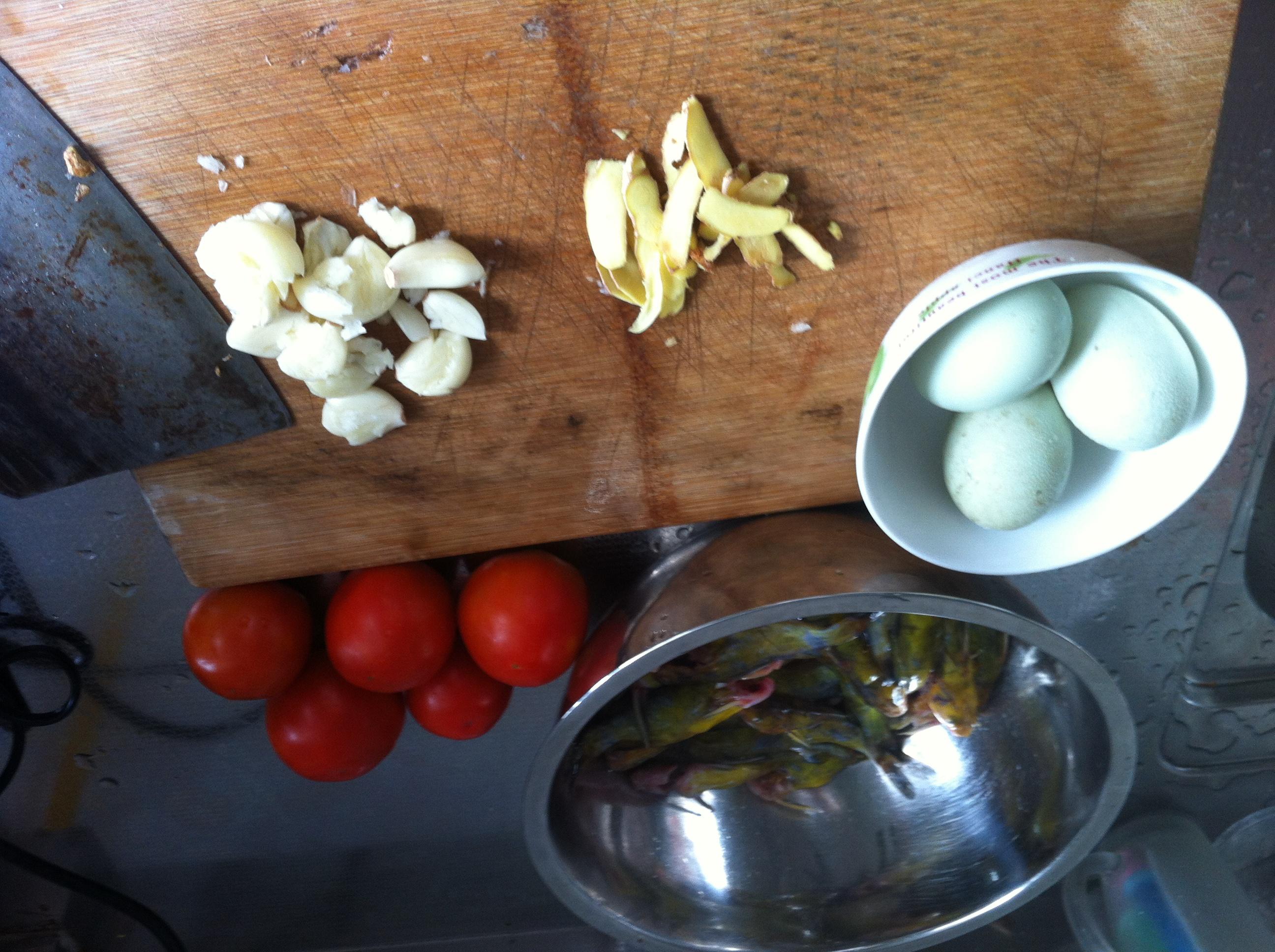 營養美味的西紅柿煎蛋煮黃顙魚的做法 步骤2