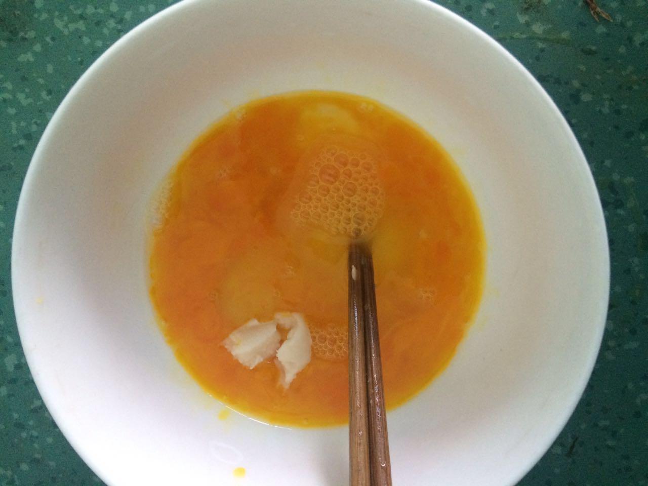 用電飯鍋蒸 #三峽客家# 的農村散養土雞蛋做雞蛋羹的做法 步骤2
