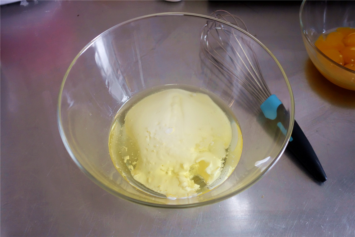 酸奶戚風蛋糕（26釐米定製烤盤）的做法 步骤3