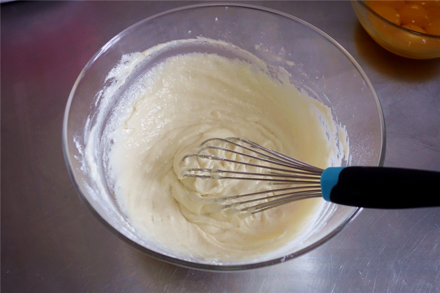 酸奶戚風蛋糕（26釐米定製烤盤）的做法 步骤6