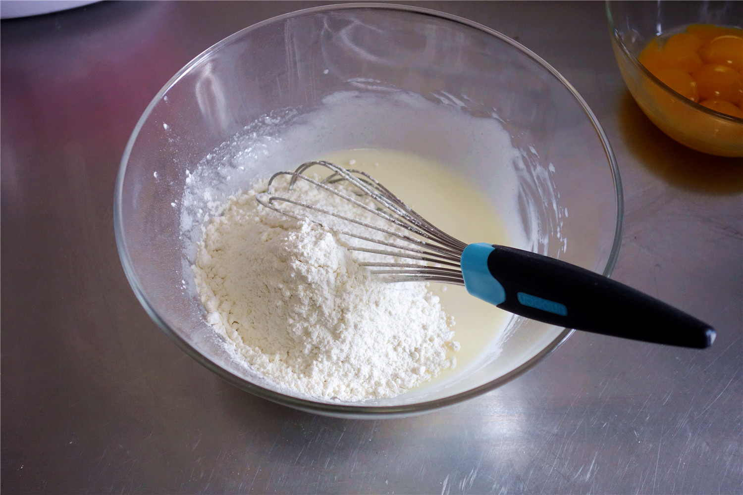 酸奶戚風蛋糕（26釐米定製烤盤）的做法 步骤5