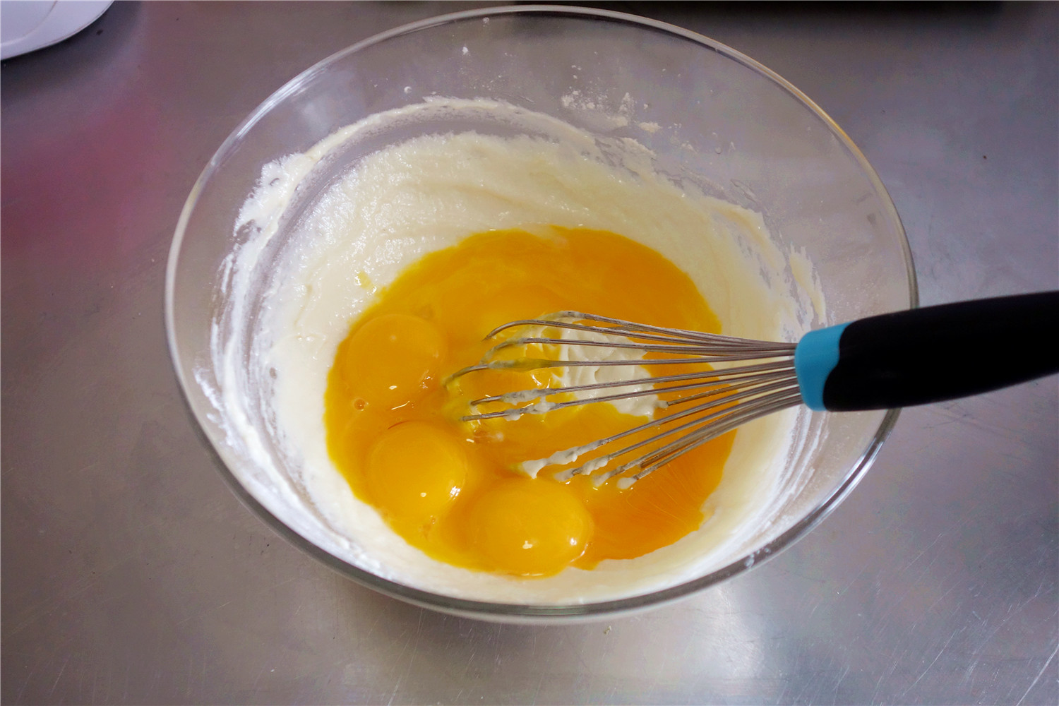 酸奶戚風蛋糕（26釐米定製烤盤）的做法 步骤7