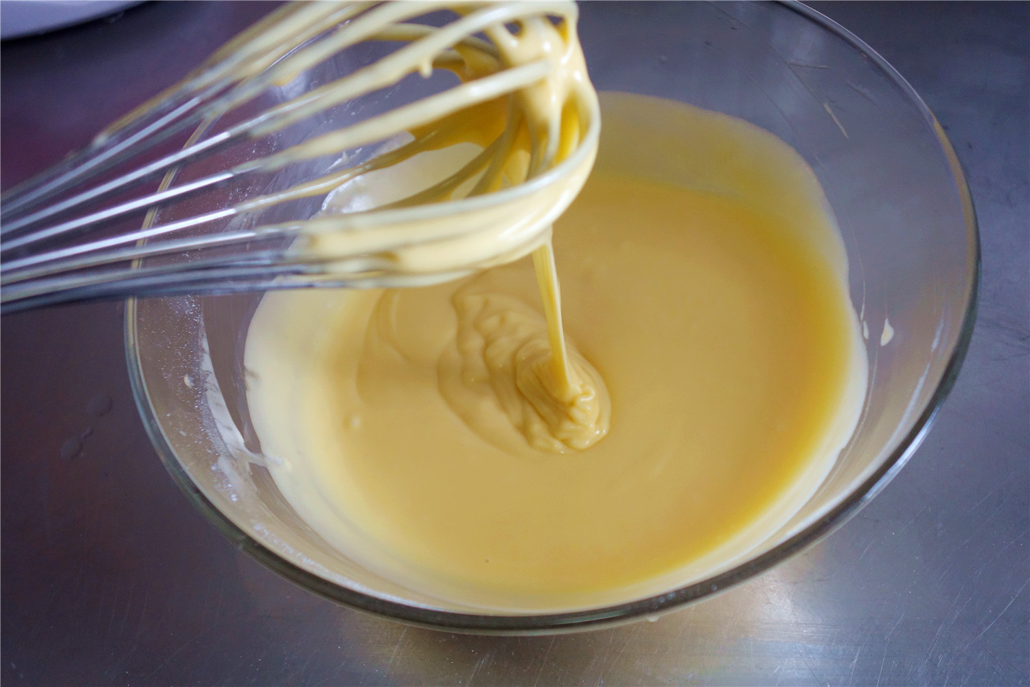 酸奶戚風蛋糕（26釐米定製烤盤）的做法 步骤9