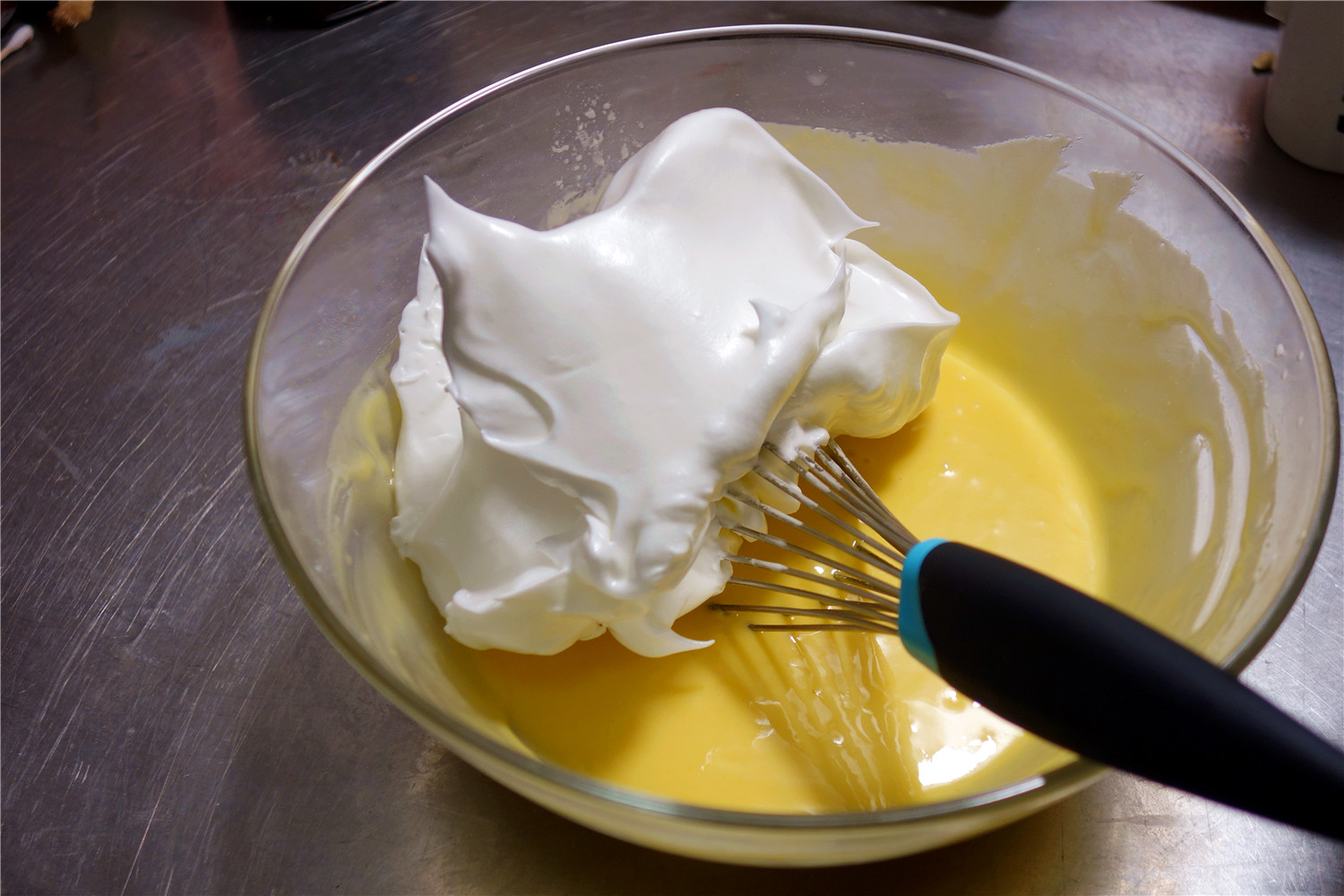 酸奶戚風蛋糕（26釐米定製烤盤）的做法 步骤11