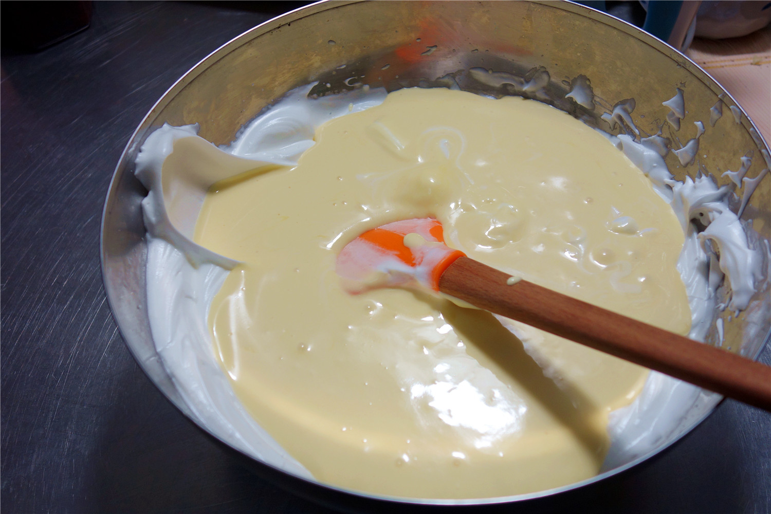 酸奶戚風蛋糕（26釐米定製烤盤）的做法 步骤13