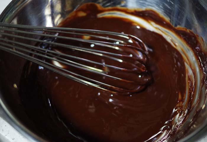 落葉古典巧克力蛋糕——好吃到讓人尖叫（附巧克力葉子的做法）的做法 步骤1