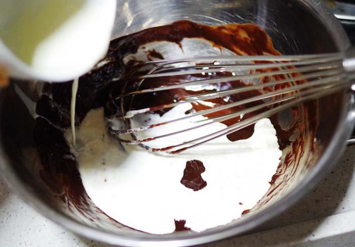 落葉古典巧克力蛋糕——好吃到讓人尖叫（附巧克力葉子的做法）的做法 步骤5
