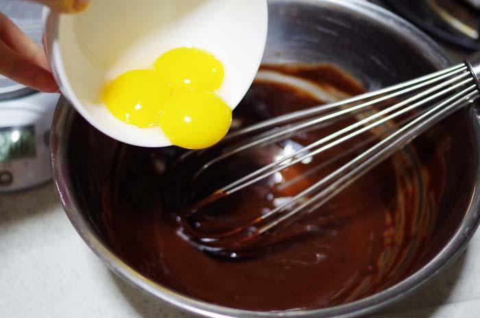 落葉古典巧克力蛋糕——好吃到讓人尖叫（附巧克力葉子的做法）的做法 步骤4