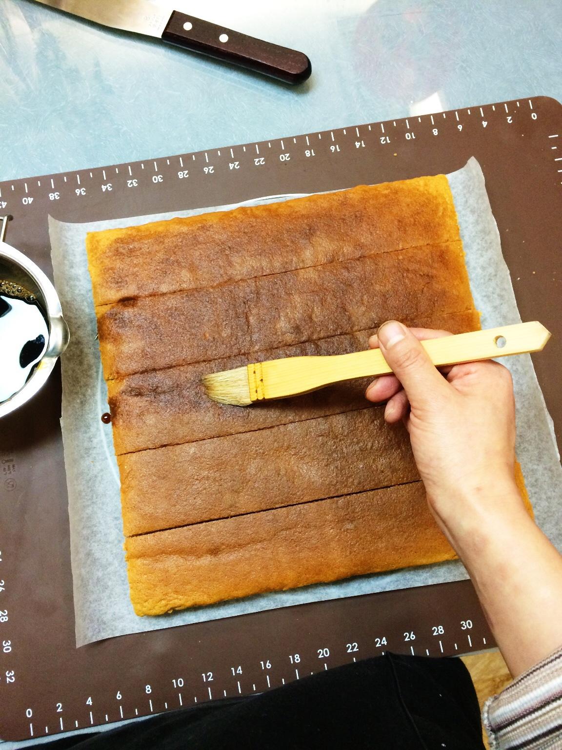 摩卡漩渦樹樁造型蛋糕卷的做法 步骤23