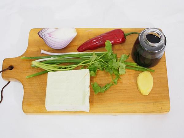 素食者不可錯過的補鈣菜餚----蔥燒老豆腐的做法 步骤1