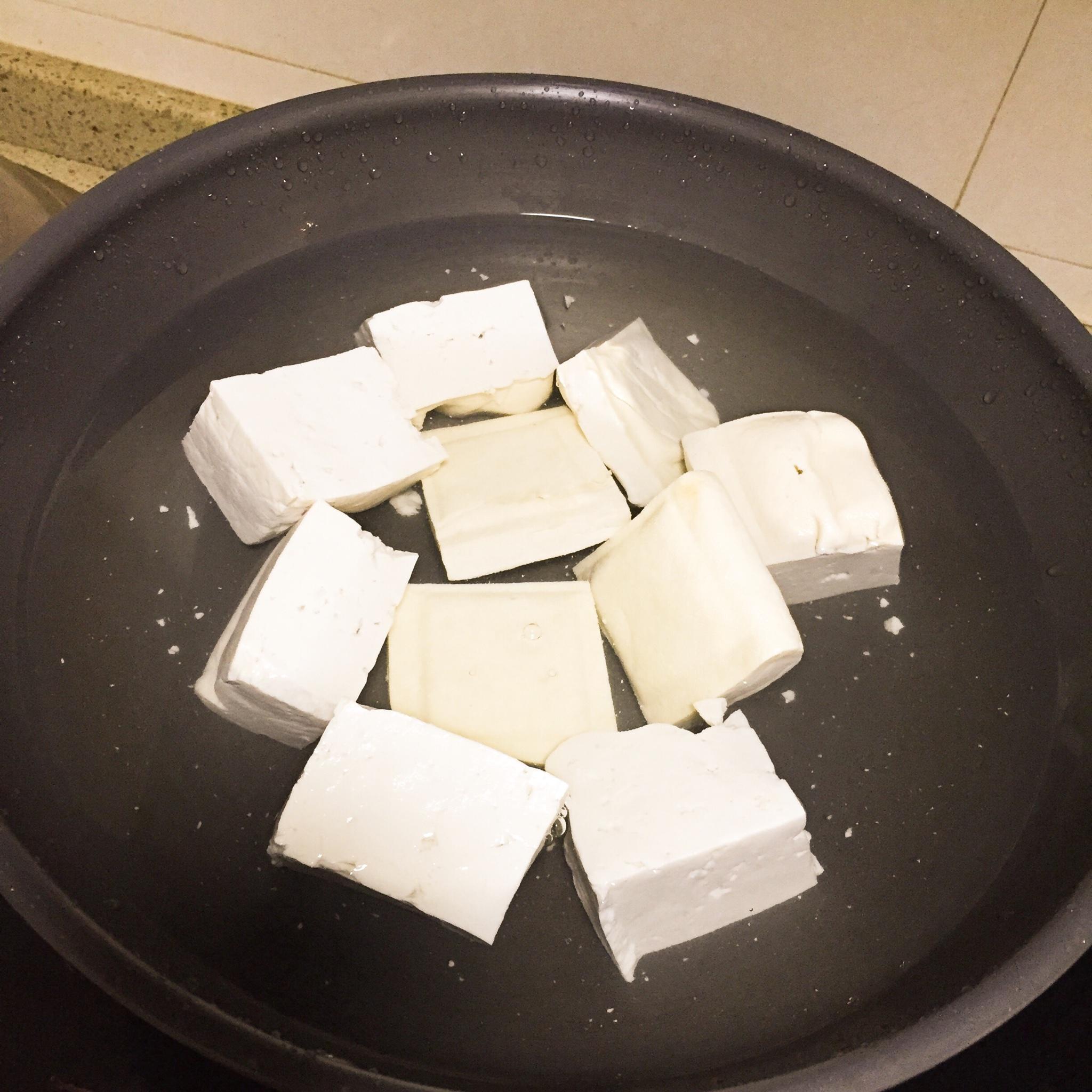 五香多汁老豆腐的做法 步骤1
