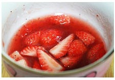 草莓奶油可麗餅的做法 步骤2