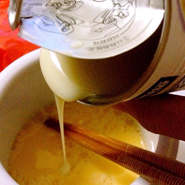 超簡單煉奶燉蛋（類布丁甜品）的做法 步骤2