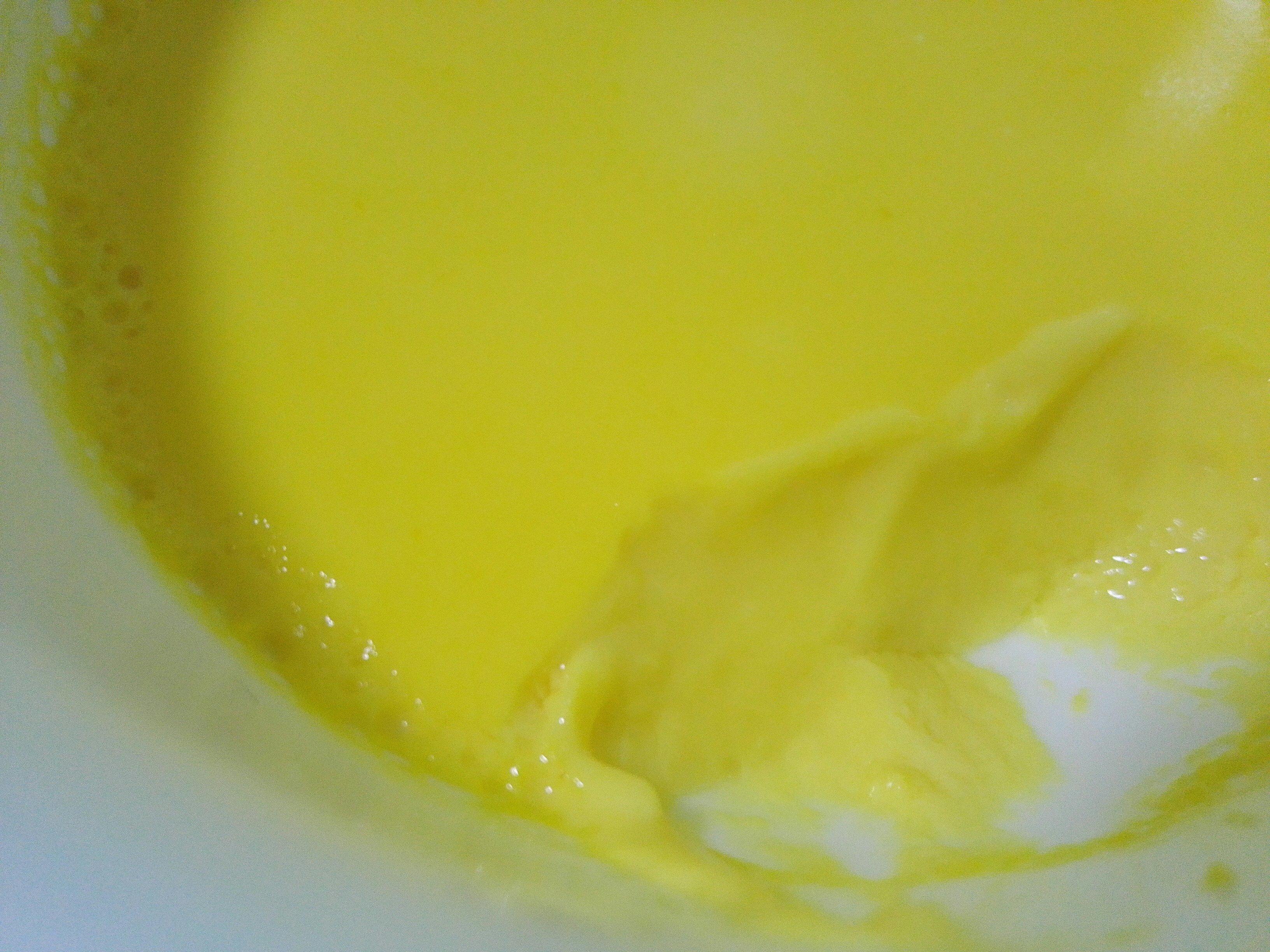 嬰兒奶粉蒸蛋黃的做法 步骤2