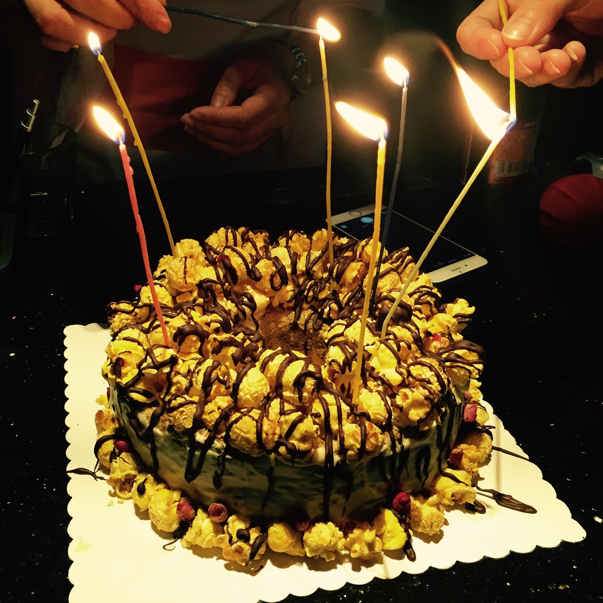 爆米花白巧克力生日PARTY蛋糕的做法 步骤7