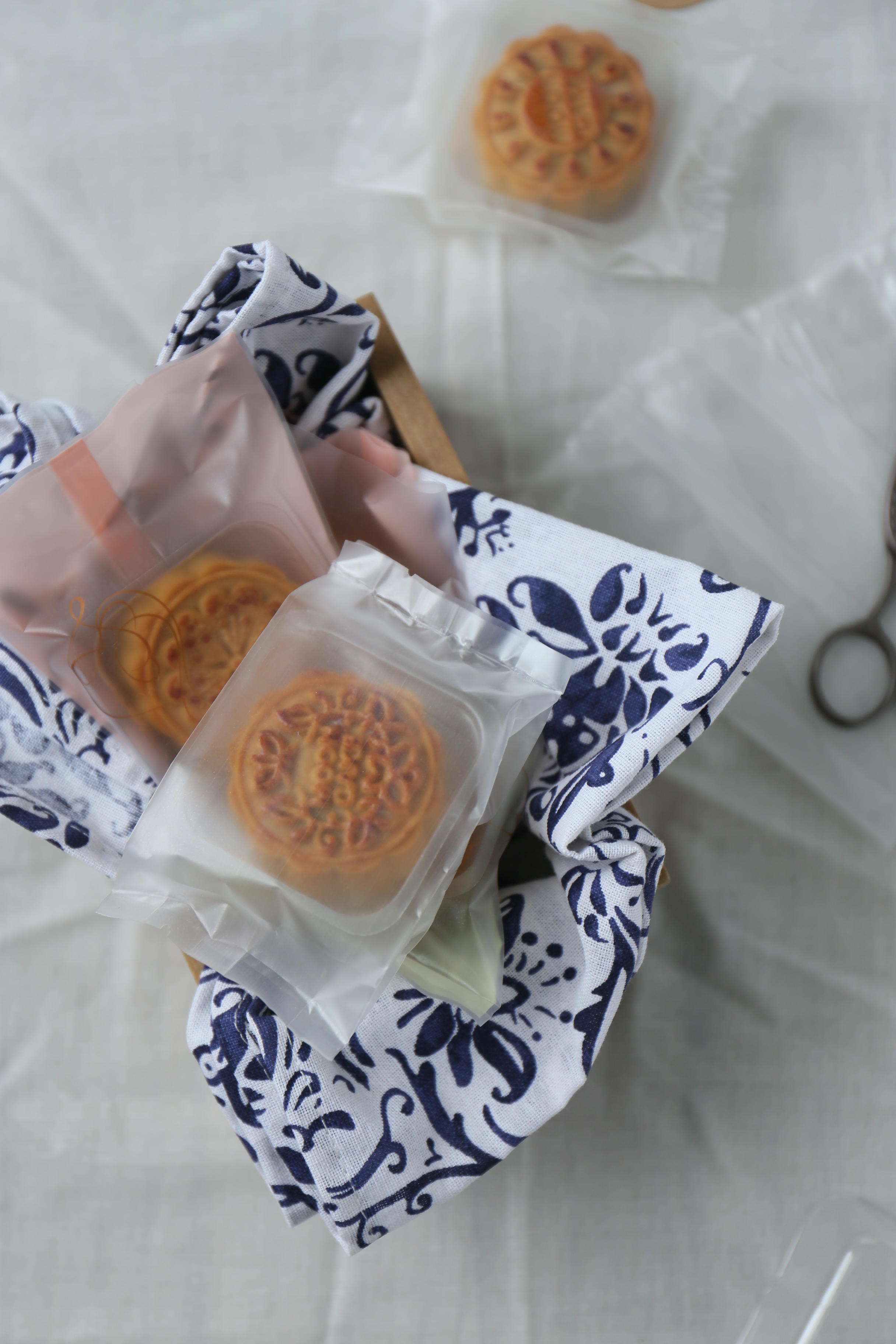 快手廣式月餅—紅豆沙蛋黃月餅的做法 步骤11