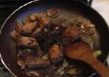素雞蘑菇排骨煲的做法 步骤3