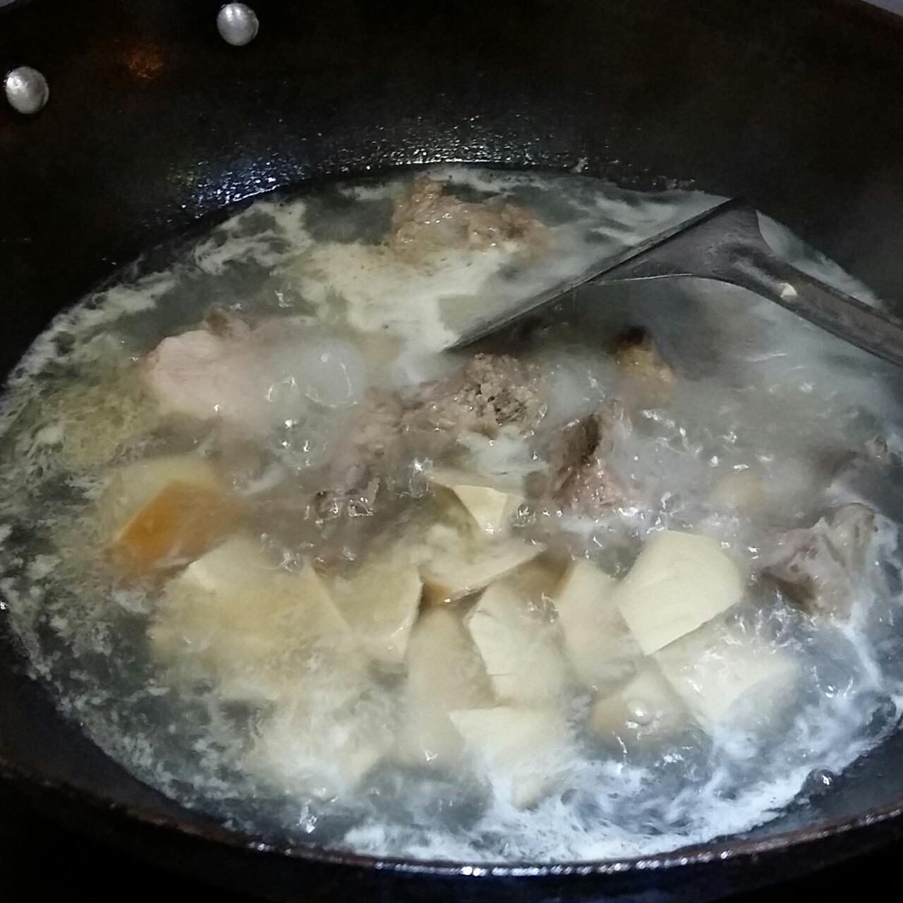 紅燒排骨燴素雞的做法 步骤4