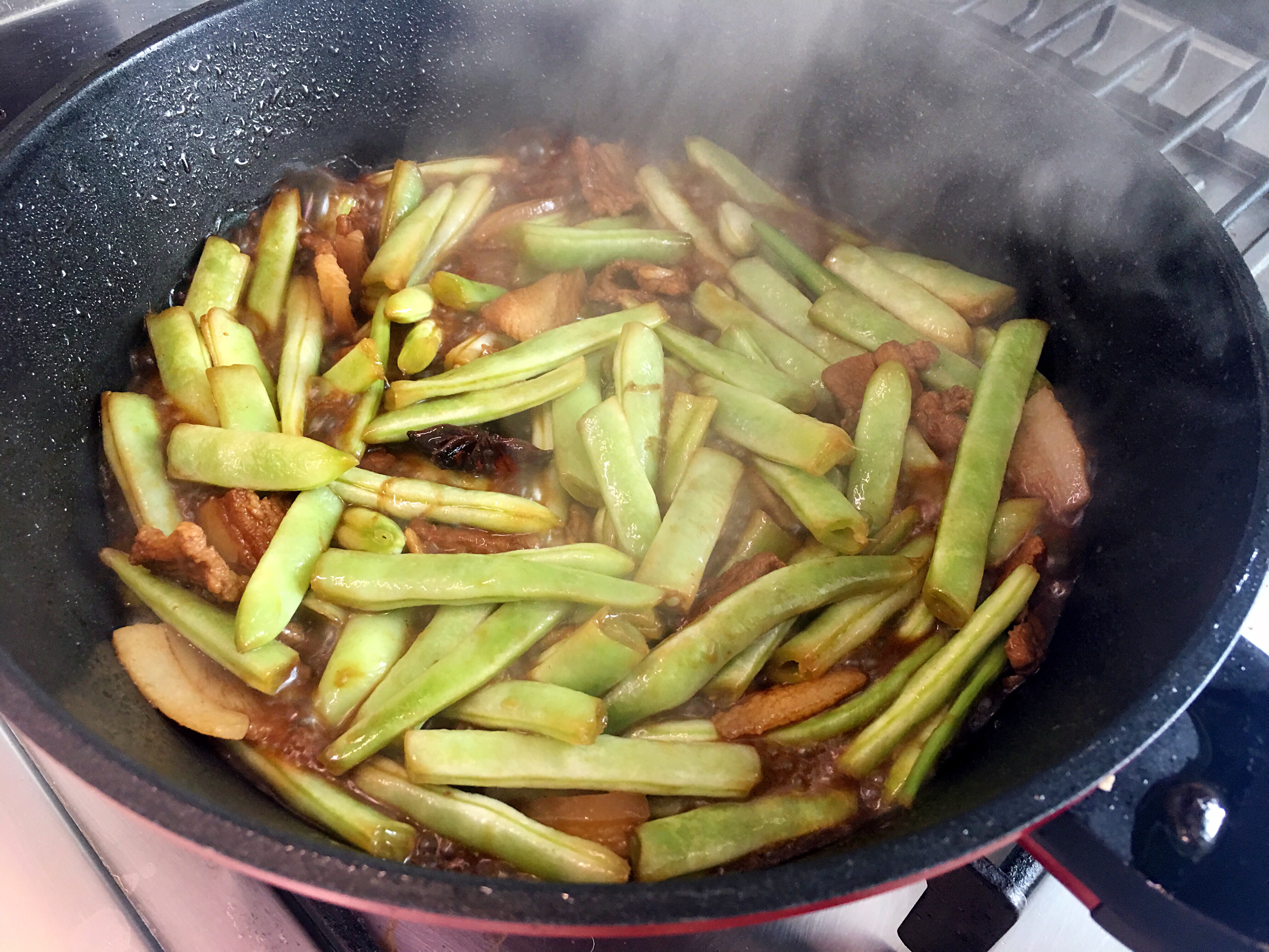 最適合夏天的一鍋出--醬香豆角燜面的做法 步骤6