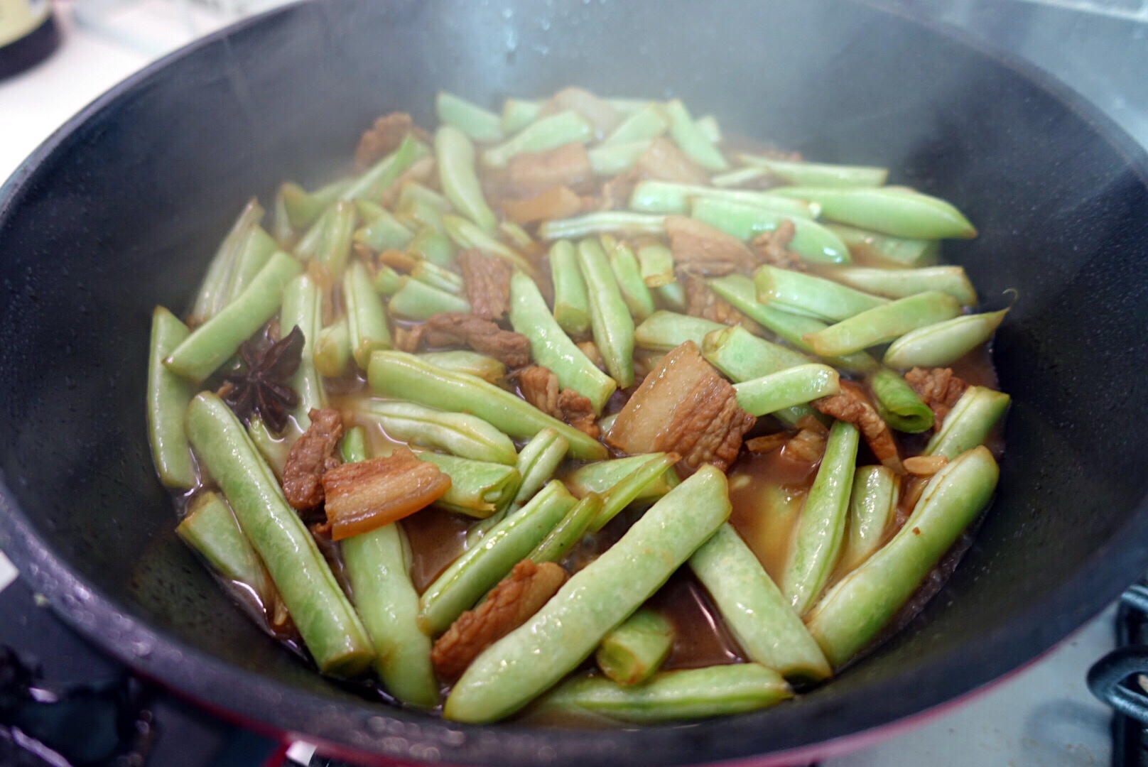 最適合夏天的一鍋出--醬香豆角燜面的做法 步骤7
