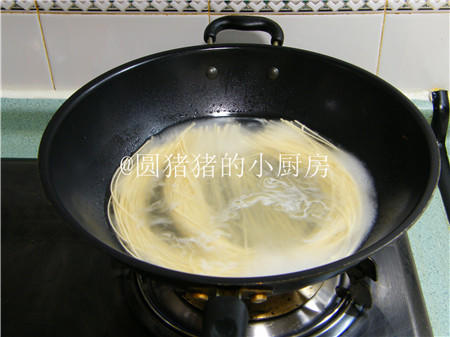 三絲炒麪：炒麪如何不粘鍋的做法 步骤2