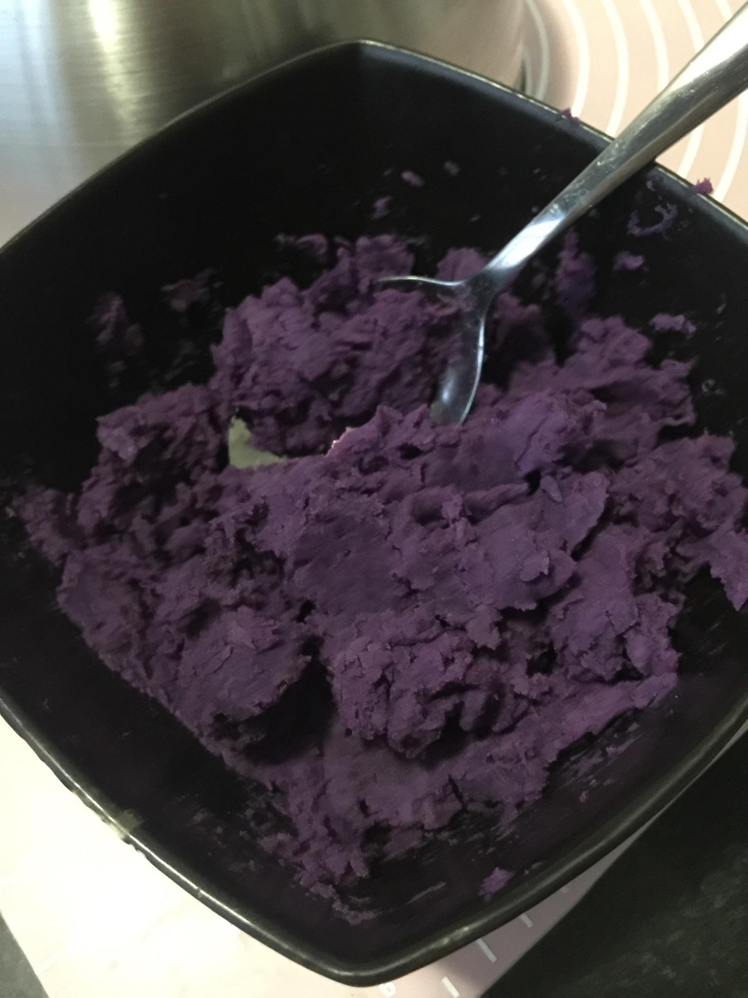 入門級不用揉出膜的手撕紫薯麪包無黃油版的做法 步骤1