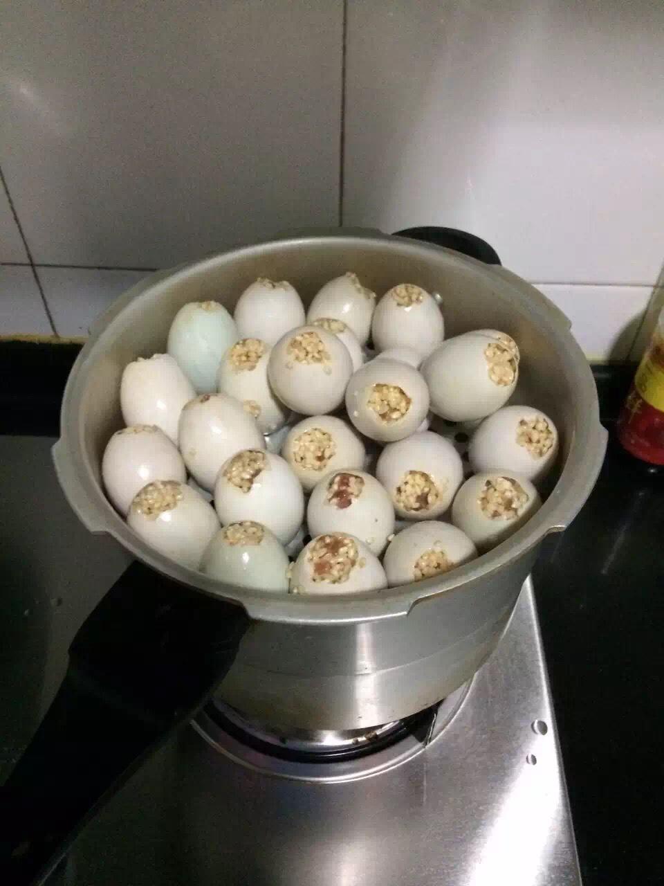 鹹鴨蛋蒸糯米的做法 步骤3
