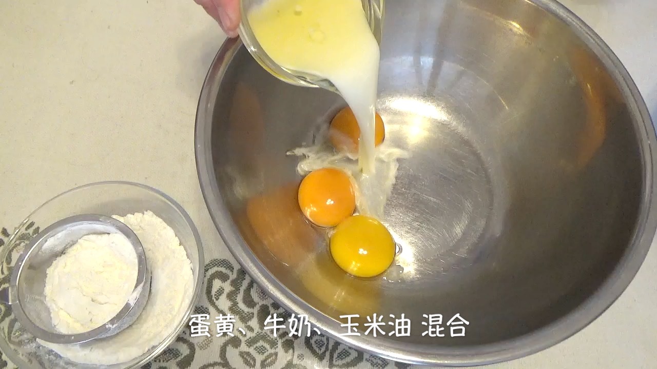 黑芝麻 戚風奶油蛋糕（視訊菜譜）的做法 步骤2