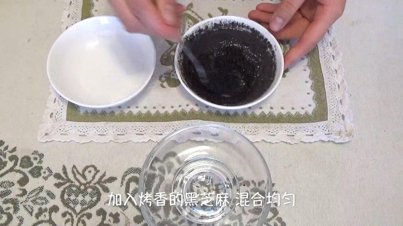 黑芝麻 戚風奶油蛋糕（視訊菜譜）的做法 步骤1