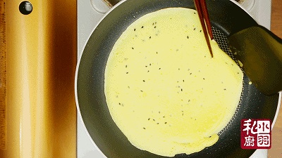 黑芝麻雞蛋卷，這樣做就能酥的不要不要的。的做法 步骤7