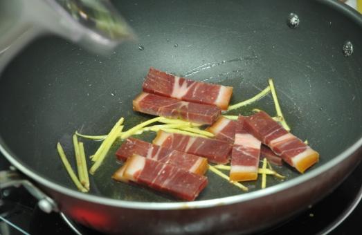 【金字美食廚房】蛤蜊火腿蘿蔔湯的做法 步骤2
