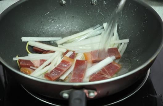 【金字美食廚房】蛤蜊火腿蘿蔔湯的做法 步骤3