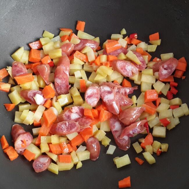 臘腸土豆胡蘿蔔悶飯。很好吃喲的做法 步骤2