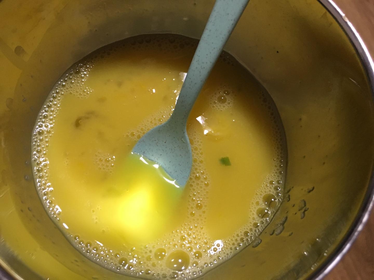 快手醬油雞蛋火腿腸炒飯的做法 步骤1
