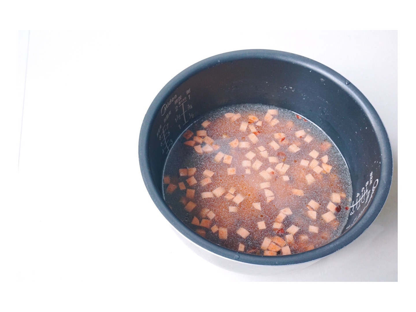 火腿腸香菇燜飯的做法 步骤3