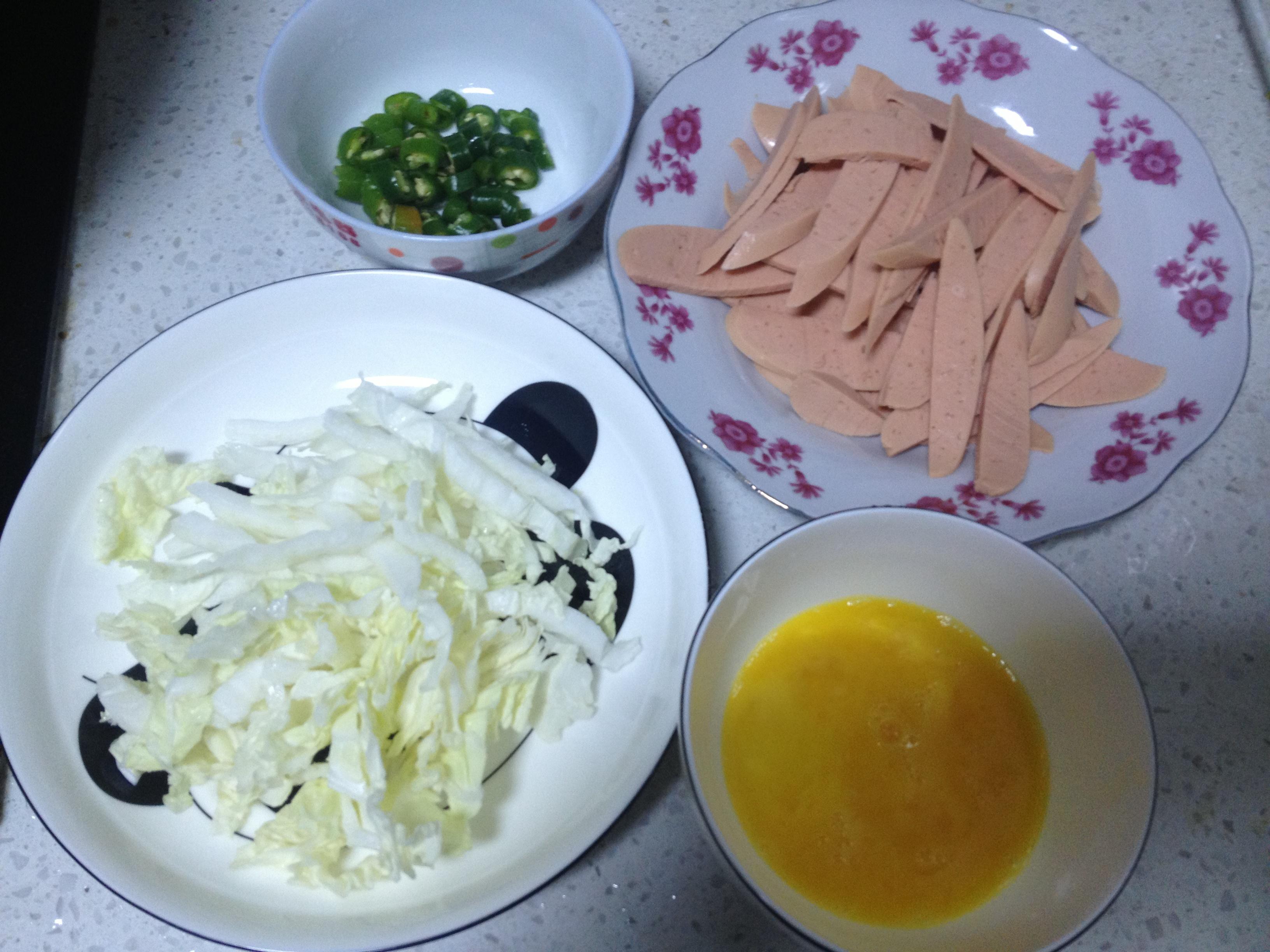 雞蛋火腿腸炒麪的做法 步骤2