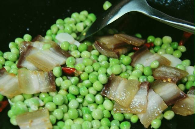 青豆燜臘肉的做法 步骤5