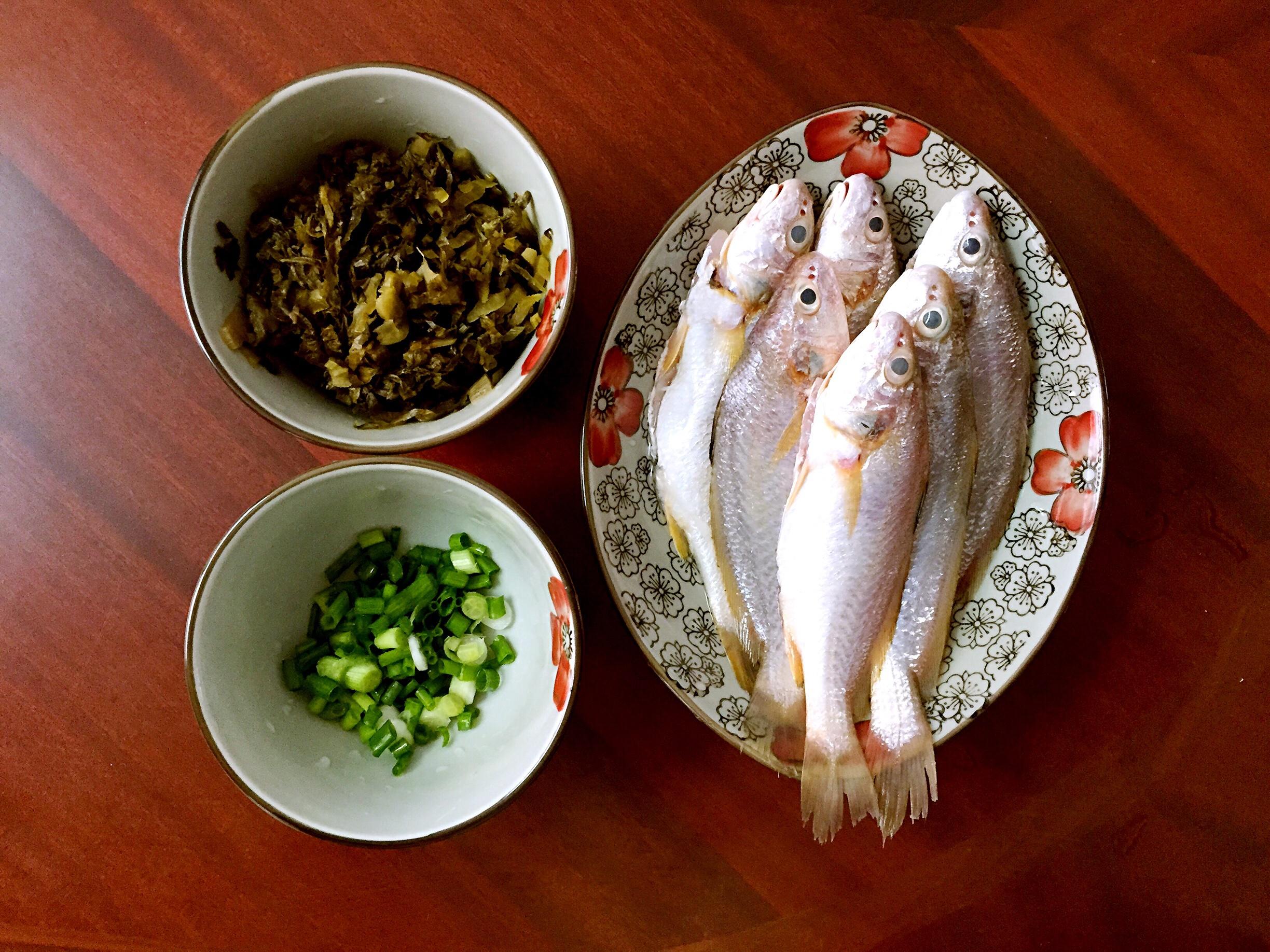 酸菜燜魚的做法 步骤1