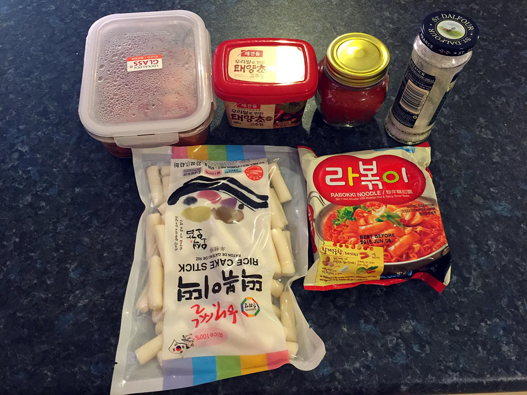 韓國芝士年糕鍋（辣白菜部隊火鍋）的做法 步骤1