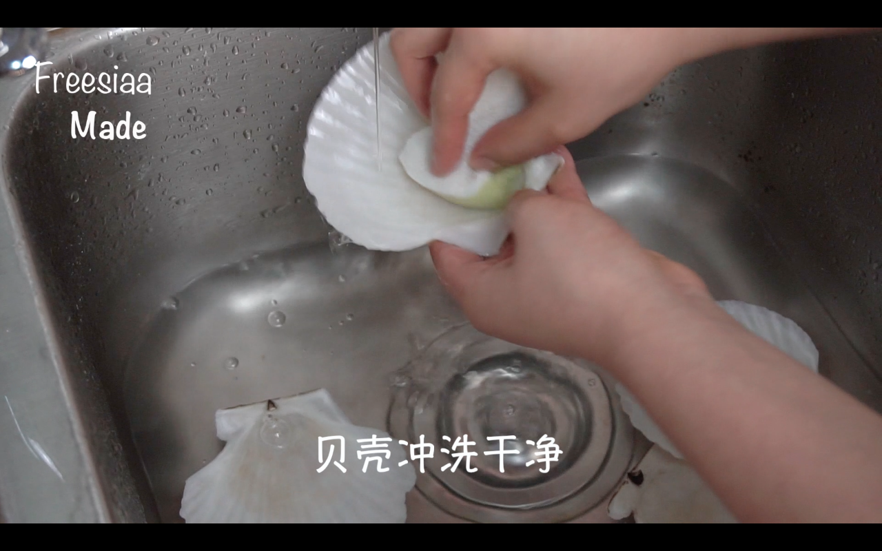 【視訊】蒜蓉粉絲蒸扇貝的做法 步骤8