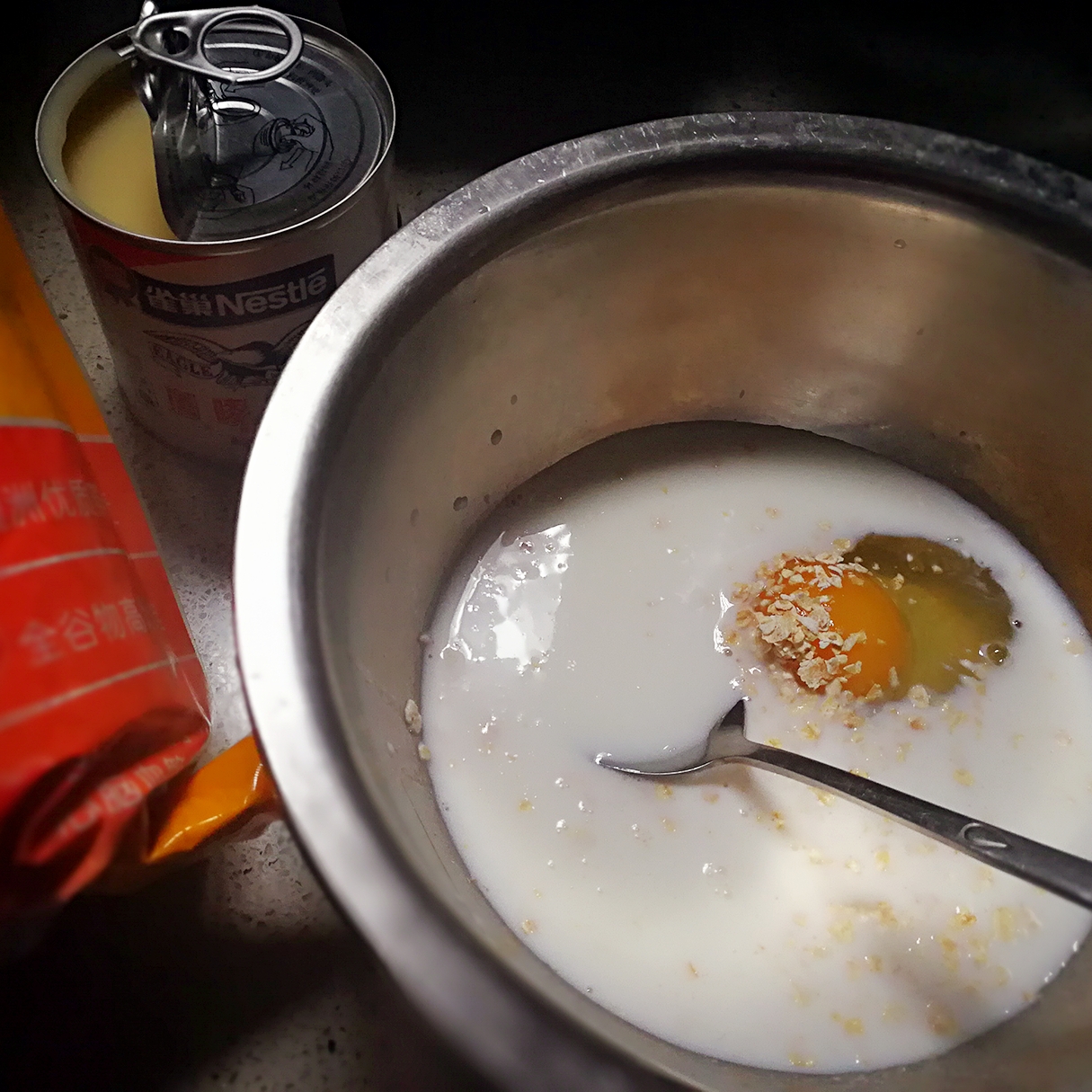 燕麥牛奶烤蛋羹的做法 步骤2