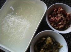 酸菜肉絲米粉湯的做法 步骤2