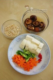 時蔬燴麥香豆腐丸子的做法 步骤1