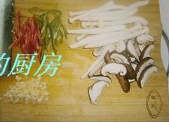 蝦乾鮮菇炒烏冬面的做法 步骤2