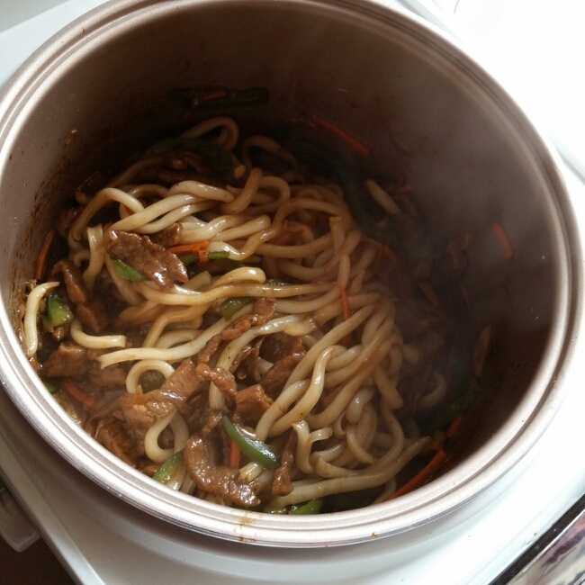 電飯煲菜譜–黑胡椒牛柳雜蔬炒烏冬的做法 步骤8